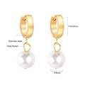 Dettaglio di orecchini a cerchio in acciaio inossidabile dorato con perle da 8mm - Stile Perla Pendente Cerchio Oro (EA522408G)
