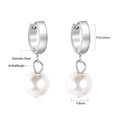 Dettaglio di orecchini a cerchio antiallergici in acciaio inox con perle da 8mm - Stile Perla Pendente Cerchio Argento (EA522408S)