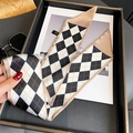 Détail d'un foulard en soie à motif losanges noir et blanc avec bordure dorée et satinée - 7*90cm / Beige-Noir