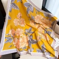 Elegante foulard in seta gialla con stampa di rose e bordo a contrasto lavanda - Giallo