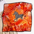 Detalle de un pañuelo de seda cuadrado con motivo de cebra y estampado floral tropical - 53*53cm / Naranja (ZS-98)