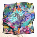 Detalle de estampado de cebra y plantas tropicales en un pañuelo cuadrado de seda - 53*53cm / Azul Aqua (ZS-98)
