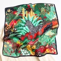 Detalle de un pañuelo de seda con estampados florales tropicales e ilustración de cebra - 53*53cm / Verde (ZS-98)