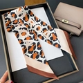 Dettaglio di un foulard sottile in seta con stampa leopardata in scatola regalo - Bordo Marrone