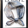 Sciarpa in seta con stampa paisley blu e kaki, annodata in modo elegante su bianco - Khaki Blu
