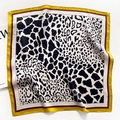 Elegante foulard in seta con stampa leopardata bianca e nera e bordi giallo-marroni - 53*53cm / Bordo Giallo