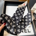 Dettaglio della sciarpa sottile effetto seta con stampa floreale e cuori in scatola nera - Nero