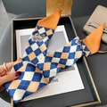 Detailansicht des schmalen Seidenschals mit Rautenmuster und handgezeichneten Schleifen - 8*100CM / Orange Blau Argyle