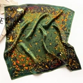 Elegante foulard in seta verde scuro con stampe botaniche e motivi animali - 53*53cm / Verde Scuro