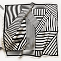 Classico foulard quadrato con motivi geometrici a righe bianche e nere moderne - Nero (ZS-108)