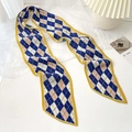 Dettaglio della sciarpa sottile a quadri blu e beige con bordi gialli ondulati - Blu Klein