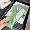 Détail d'un foulard géométrique vert au toucher soie avec motifs recto-verso lisses - 90 / Beige et Vert