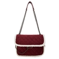 Sac hobo matelassé bordeaux avec bordure en fausse fourrure blanche et chaîne en métal - Bordeaux
