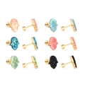 Dettaglio di orecchini a lobo Mano di Fatima in 6 colori con placcatura in oro e chiusura - Stile Mano di Hamsa Dorato (EA61500MG) / Set da 6 paia