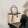 Borsa tote beige in ecopelle con manici marroni e ciondolo orsetto per pendolari - Bianco Crema con Pendente