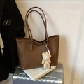 Borsa tote in pelle marrone scuro con ciondolo a orsetto e tracolla intrecciata rossa - Caffè Con Pendente