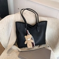 Grande borsa tote in pelle nera con ciondolo a orsetto e nastro a righe su seduta - Nero Con Pendente
