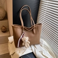 Borsa tote in pelle marrone con ciondolo a orsetto e cordino intrecciato su blazer - Marrone con Ciondolo