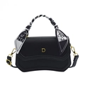 Elegante schwarze Handtasche aus Leder mit goldenem D-Logo und schickem Seidentuchgriff - Schwarz
