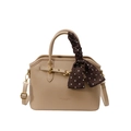 Beige Muscheltasche aus Leder mit goldenen Elementen und gepunktetem Seidenschal-Deko - Aprikose