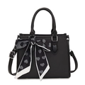 Bolso tote negro clásico con pañuelo de corazones y detalles metálicos plata - Negro