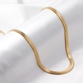 Detalle de primer plano de un collar de cadena de serpiente plana dorada en satén blanco - 3mm*40+5cm / Dorado
