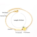 Détail du bracelet en acier inoxydable doré avec breloque ananas et pendentif gravé - Thème Ananas (BR24110YG)