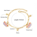 Détail d'un bracelet en acier inoxydable doré avec des breloques hot-dog en émail violet - Thème Hot-dog (BR24130CG)