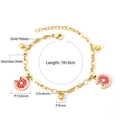 Détail d'un bracelet en acier inoxydable plaqué or 18k avec breloques donut et bille - Thème Beignet (BR24150MG)