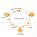 Détail du bracelet plaqué or 18k avec pendentifs cupcakes orange et petites étoiles - Thème Petit Gâteau (BR24160LG)