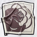 Dettaglio di un foulard in seta con stampa rosa di lusso e trama satinata liscia - 65*65cm / caffè