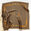 Détail d'un foulard en soie avec imprimé équestre et motif pied-de-poule classique - Café (Pied-de-Poule Équestre)