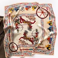 Détail d'un foulard en soie avec motifs de chars égyptiens et imprimés hiéroglyphes - Beige Carrosse (Thème Égypte)