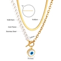 Detalle de collar multicapa de acero chapado en oro con colgante de ojo y perlas blancas - Estilo de Triple Capa de Ojo Turco y Perla (NE29010JG)