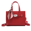 Sac à main élégant en cuir rouge à texture litchi avec foulard en soie et fermoir argent - Rouge