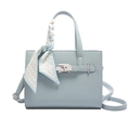 Sac fourre-tout bleu clair texture lychee avec fermoir argenté et foulard en soie - Bleu