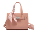 Sac à main rose texture litchi avec fermoir métallique et foulard décoratif en soie - Rose