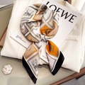 Eleganter Seidenschal mit Reitsport-Pferdedruck und orange-beigen Geometriemustern - 70*70cm / Natur Mit Schwarz Kante