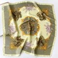 Eleganter Seidenschal mit heraldischem Wappenmuster in Olivgrün und Elfenbein für Damen - Olivgrün & Elfenbeinfarben Mittelalterlicher Heraldik-Stil (W-15-浅绿色)