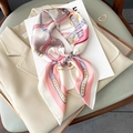 Eleganter Seidenschal mit Pferdegeschirr-Druck auf Anzug, rosa und graues Halstuch - 70*70cm / Reisrosa