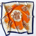 Quadratisches Seidentuch mit orangefarbenem Barockmuster und dunkelblauem Saum - Orange & Creme Barock-Stil (W-15-米橙色)