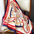 Foulard classico effetto seta con motivi vintage di carrozze e fibbie rosse e blu - Rosso Beige