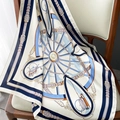 Elegante foulard in seta con stampa equestre blu e oro drappeggiato su una sedia - Beige Blu