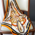 Sciarpa di seta alla moda con motivi equestri arancioni e blu su fondo bianco - Beige Arancione