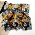 Eleganter Seidenschal mit großen Gold- und Blaumenmustern auf schwarzem Hintergrund - Gelb Blau Schwarz Floral (ZS-199-Yellow Blue Black)