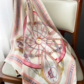 Elegante sciarpa in finta seta con stampe equestri di carrozze e motivi di fibbie - Rosa Riso