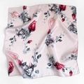 Elegante foulard quadrato di seta rosa pallido con motivi floreali di rose rosse e foglie - 53*53cm / Rosa (Stampa Rosa Rossa)