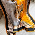 Elegante sciarpa in seta arancione e nera con motivi geometrici di cavalli e trama fine - Giallo Zenzero (F-160-Giallo Zenzero)