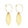 Pendientes dorados en forma de hoja con grabados florales y detalles de circón - Estilo Hoja Floral Dorado (EA555002G)