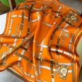 Hermes-orangefarbenes Seidentuch mit Goldkette und Reitsport-Print auf Holzstuhl - Orange (ZS-63)